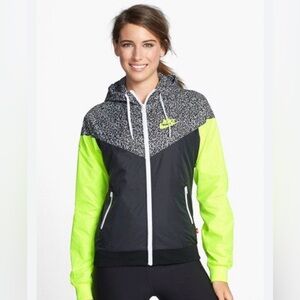 Rare color Nike waterproof windbreaker jacket barely worn EUC super cute